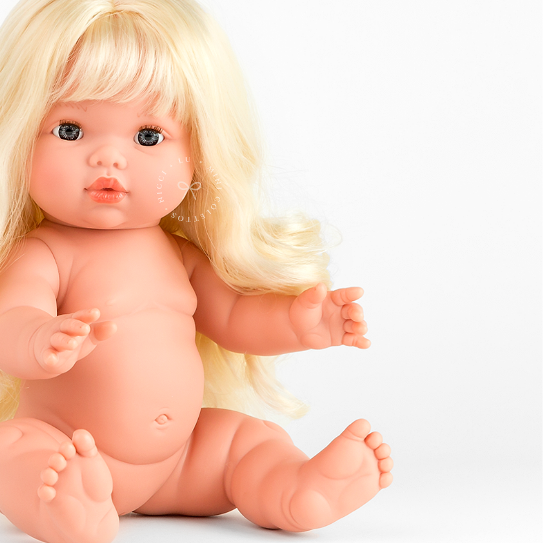 This close-up of Sage highlights her soft golden-blonde curls, delicate fringe and beautifully detailed doll body. The 34cm Mini Colettos doll is anatomically correct and made with non-toxic, phthalate-free materials for imaginative play.