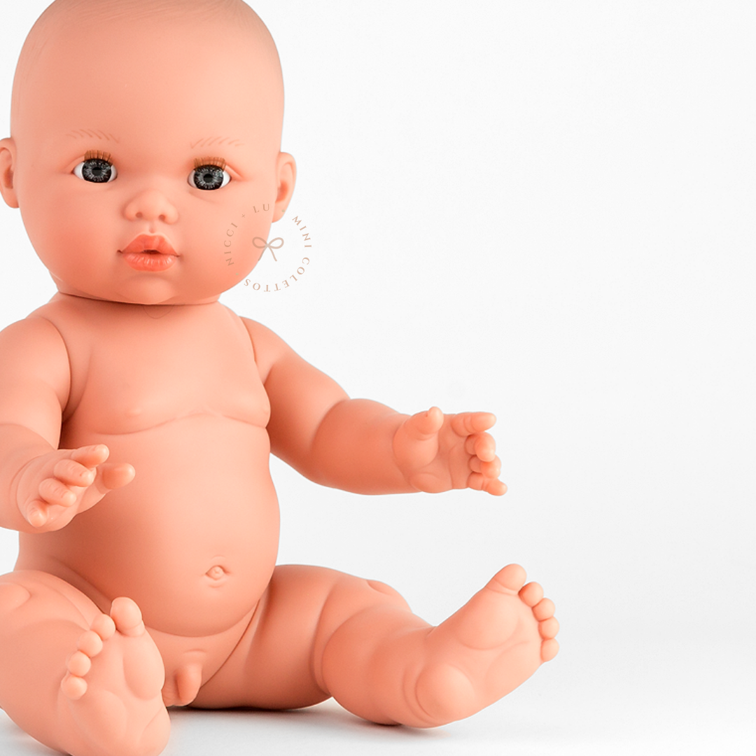 A closer look at Thomas highlights his softly sculpted face, detailed hands and feet and anatomically correct doll body. This 34cm Mini Colettos doll is ideal for nurturing pretend play and everyday doll adventures.