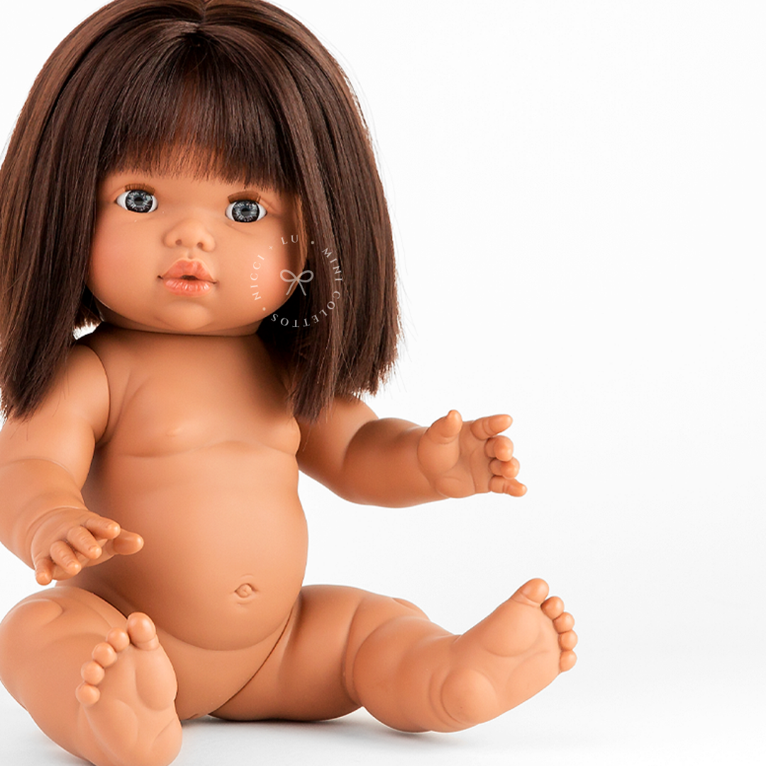 A closer look at Amaara showcases her beautiful dark-brown bob hairstyle, soft fringe and anatomically correct doll body. This 34cm Mini Colettos doll is perfect for imaginative childhood adventures and dressing in miniature outfits.