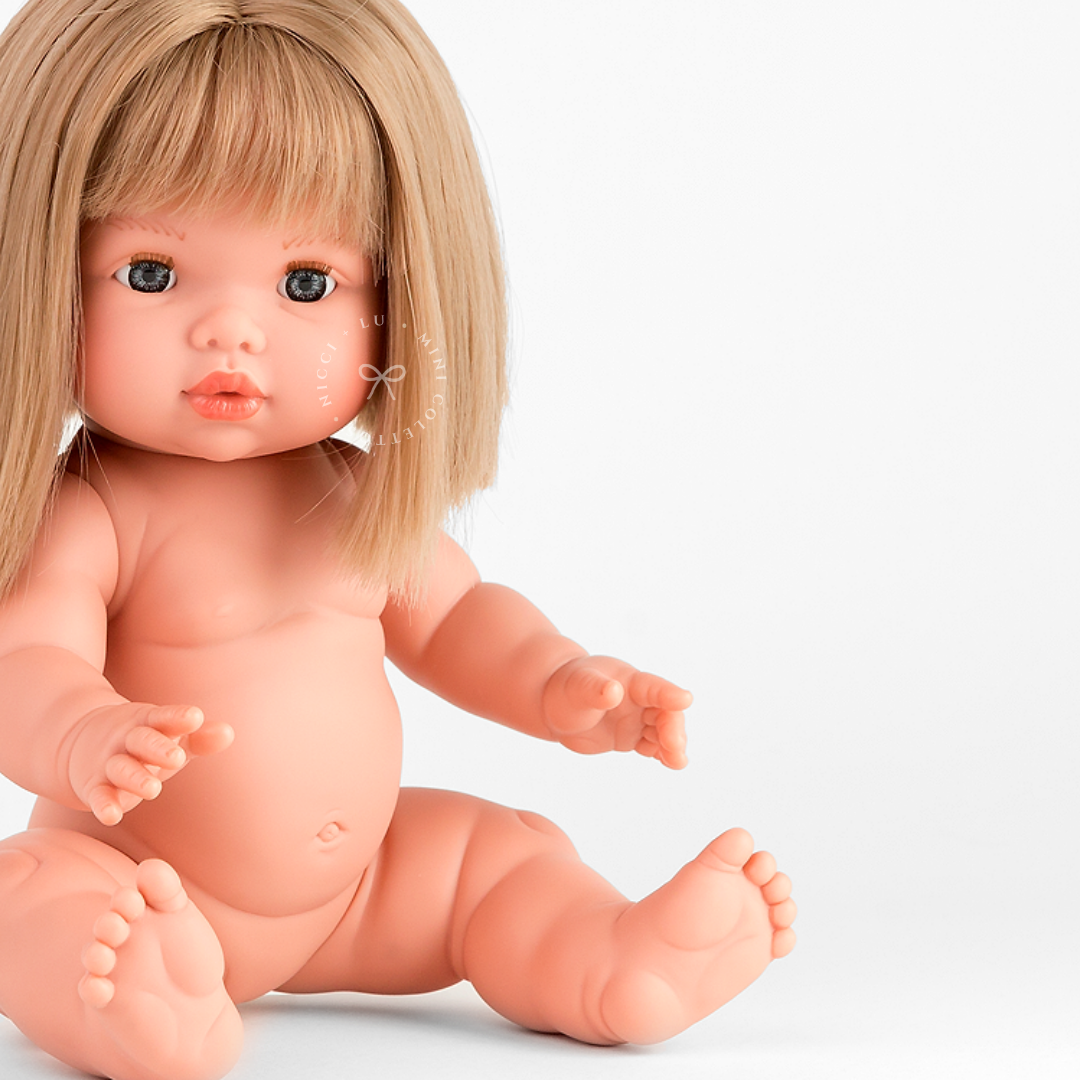 A closer look at Charlotte highlights her beautifully styled blonde bob, sweet facial features and anatomically correct body. This 34cm Mini Colettos doll is a wonderful choice for imaginative adventures and miniature doll fashion.