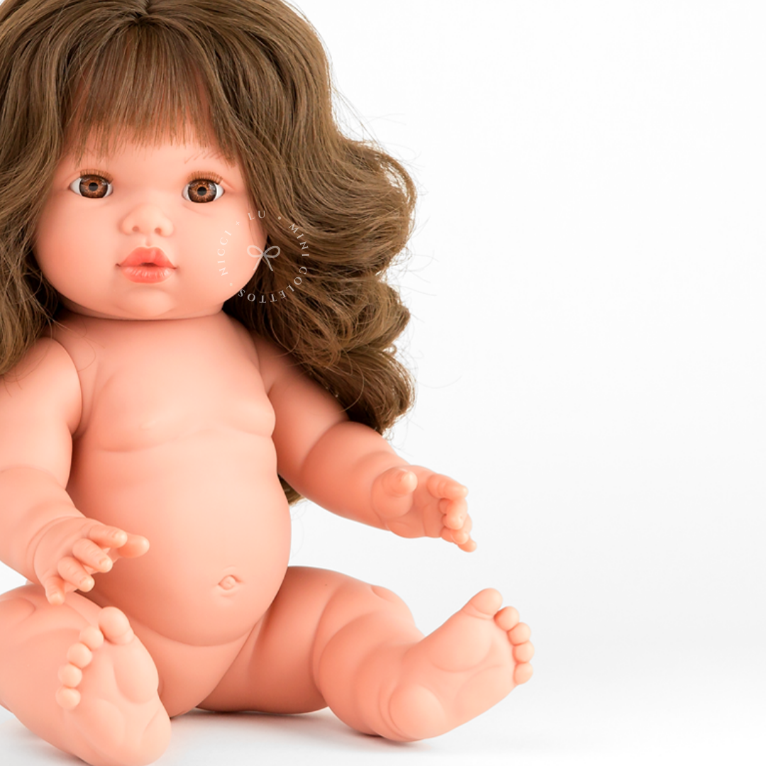 This close-up of Harper showcases her beautiful voluminous brown hair, sweet facial expression and anatomically correct doll body. The 34cm Mini Colettos doll is perfect for creative storytelling and dressing in beautiful miniature outfits.