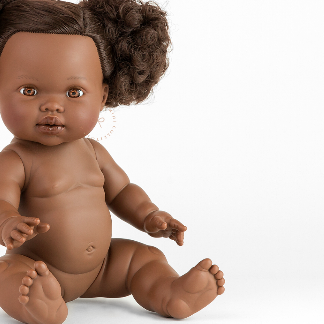 A closer look at Jedda showcases her beautiful dark curls, warm brown eyes and softly sculpted facial features. This 34cm Mini Colettos doll is perfect for creative storytelling, pretend play and dressing in miniature 34-38cm doll outfits.