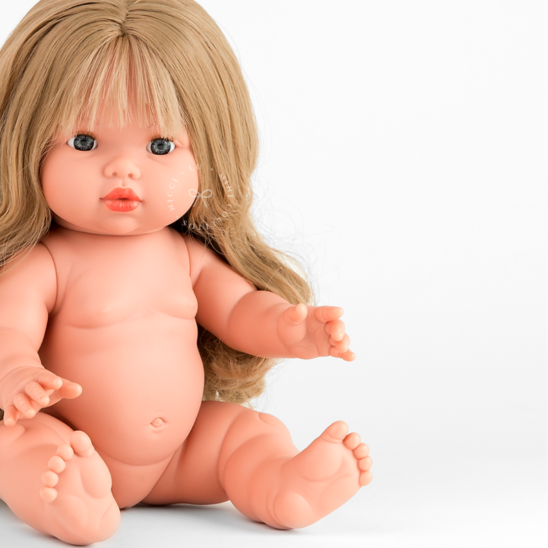 A closer look at Lyla showcases her beautiful blonde hair, soft waves and sweet facial expression. This 34cm Mini Colettos doll is perfect for creative storytelling and dressing in beautiful miniature doll outfits.
