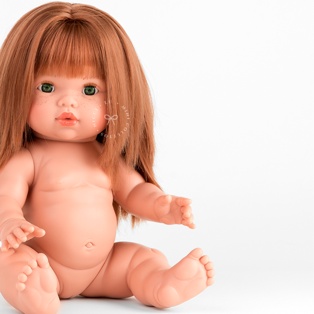 A closer look at Nicole showcases her long, straight copper-red hair, sweet freckles and expressive green eyes. This 34cm Mini Colettos doll is beautifully suited to imaginative play, dressing up and creating childhood memories.