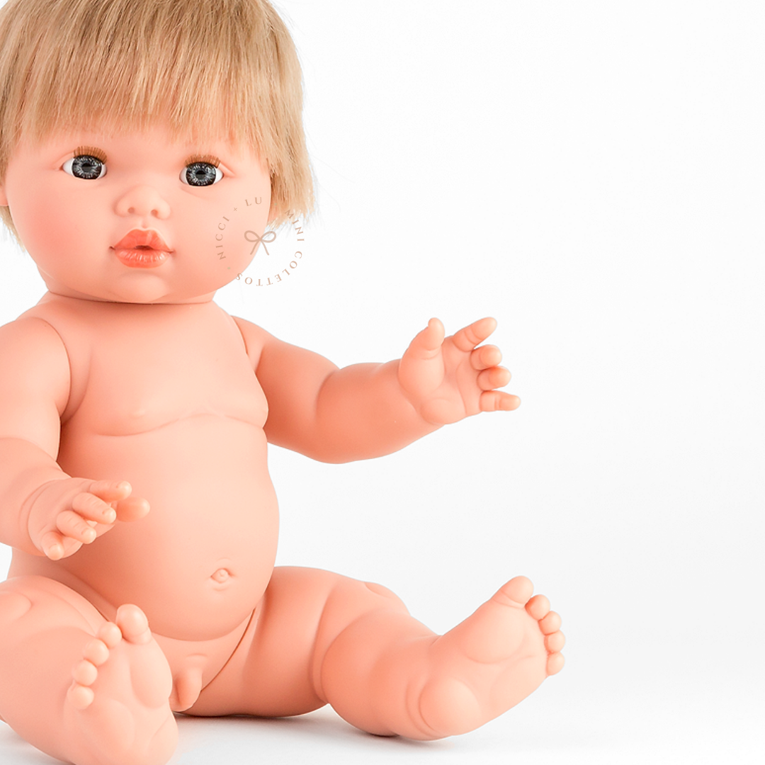 This close-up of Oliver highlights his short blonde hairstyle, realistic facial features and detailed doll body. The 34cm Mini Colettos doll is a wonderful choice for little ones who love pretend play and dressing their dolls.