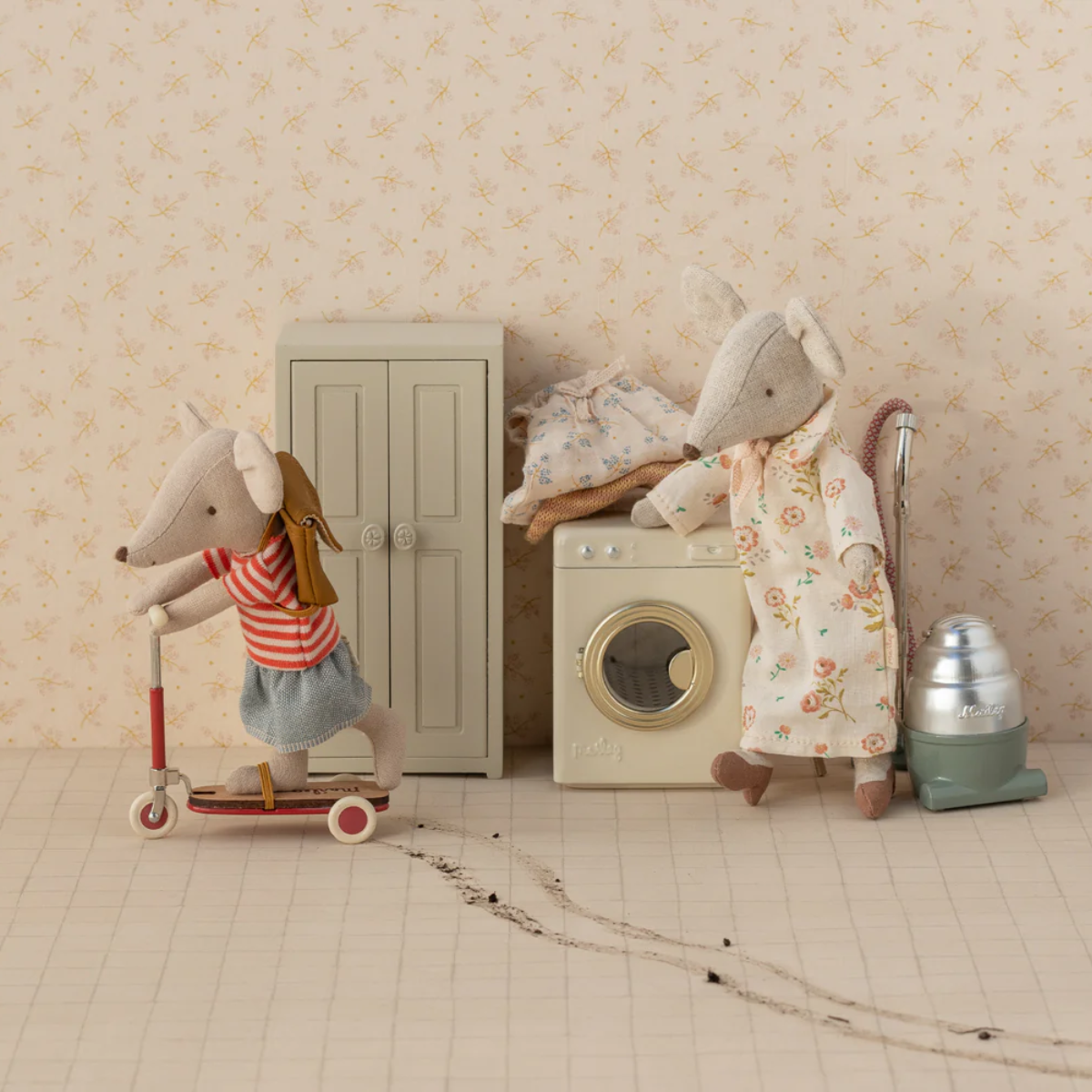 Maileg Closet Mouse – Cream | Miniature Dollhouse Wardrobe