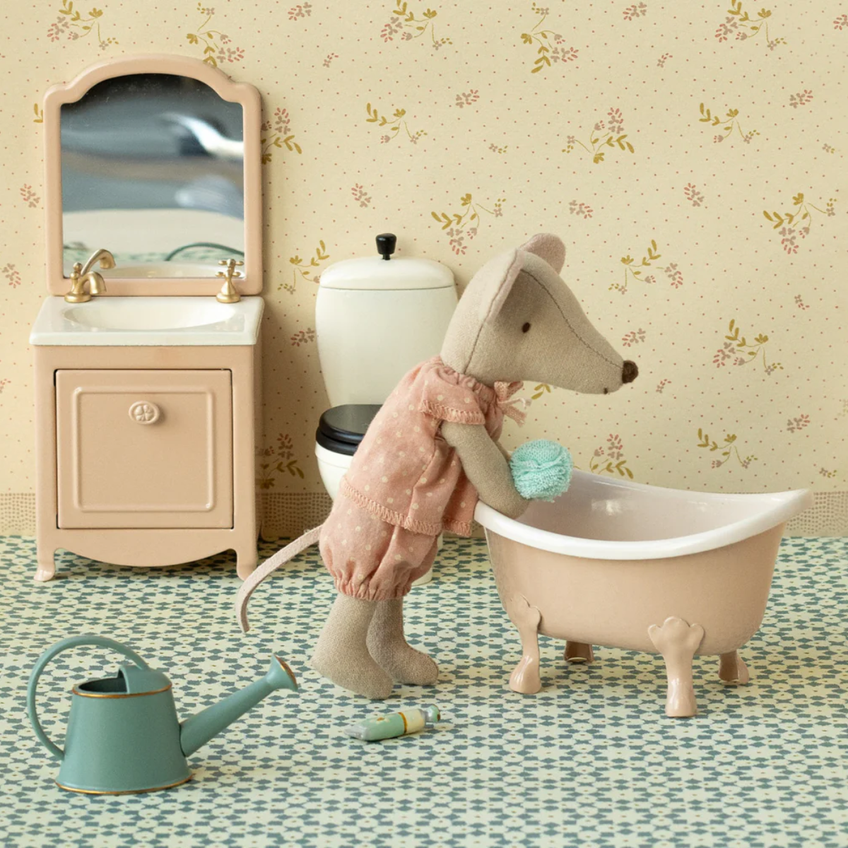 Maileg Miniature bathroom set with Big Sister toy Maileg mouse, bathtub, and sink against a floral wallpaper background