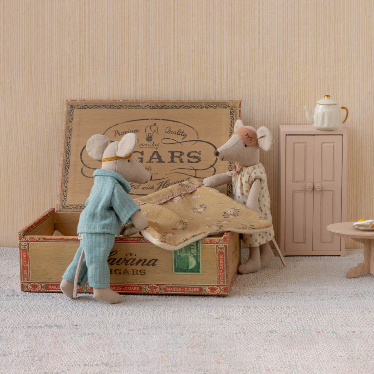 Maileg Mum_Dad Mice in Box2025 Two stuffed mouse toys in a decorative box labeled 'Cigars'.