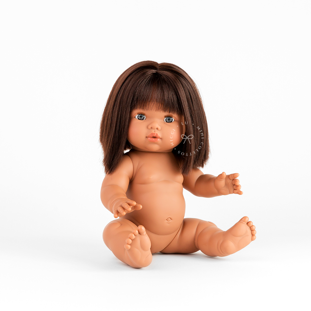 Meet Amaara, a beautiful 34cm Mini Colettos doll with warm brown skin, expressive blue-grey eyes and a sleek dark-brown bob haircut. Anatomically correct, non-toxic and phthalate-free, Amaara is a lovely companion for imaginative play, dressing up and storytelling.