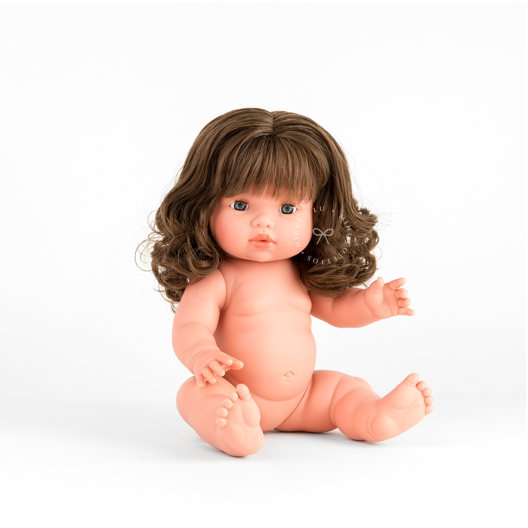 Aria looks adorable dressed in Ivory Tutu Singlet romper with a delicate white lace hair bow. Her beautiful brown curls complete the sweet look, showcasing the 34cm Mini Colettos doll styled for imaginative childhood adventures.