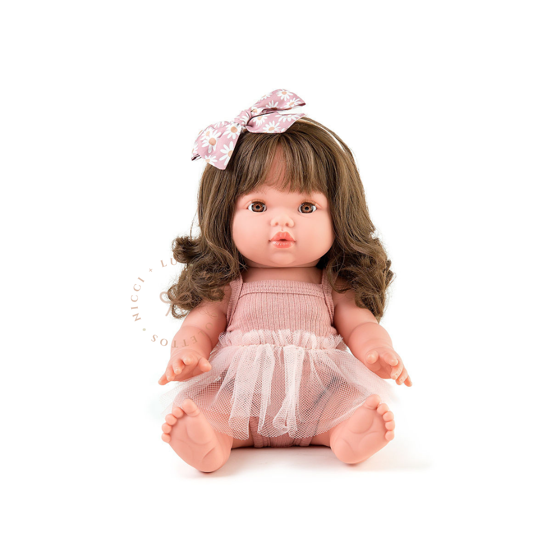 Harper looks beautiful dressed in a Ribbed tulle tutu singlet romper with a and pastel floral hair bow. Her gorgeous brown curls complete the charming outfit, showcasing the 34cm Mini Colettos doll dressed for imaginative play.