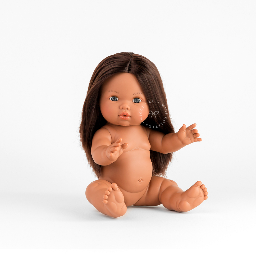 Isabel looks beautiful dressed in a delicate Emma Flutter Romper in cotton candy with pretty ruffle sleeves and soft white hair bows. Her long dark-brown hair completes this timeless outfit, showcasing the 34cm Mini Colettos doll dressed in 34-38cm doll clothes for imaginative play.