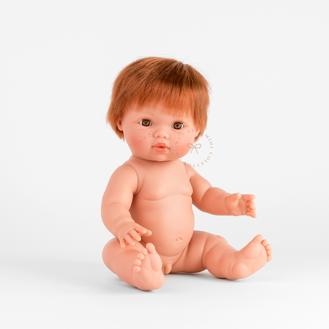 Meet Jasper, a sweet 34cm Mini Colettos doll with short copper-red hair, warm brown eyes and delicate freckles. Anatomically correct, non-toxic and phthalate-free, Jasper is a charming companion for imaginative play, dressing up and storytelling.